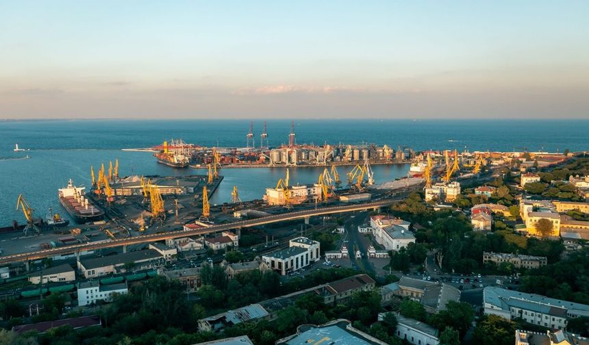 Rus saldırıları gemi trafiğini azalttı, Ukrayna sevkiyatı sınırlandırdı