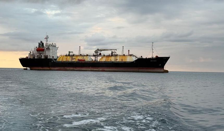 Dron saldırısına uğrayan tanker Sürmene Tersanesi'nde tamir sırasında