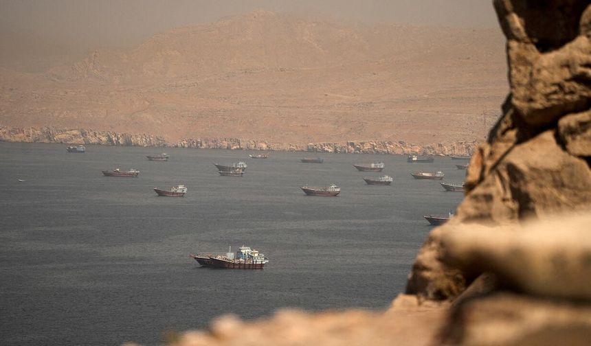 Hürmüz ve Bab el-Mandeb’de gemi geçişleri geriliyor