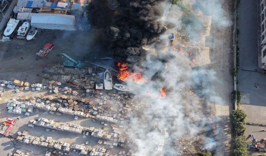 Tuzla'da otluk alanda çıkan yangın teknelere sıçradı