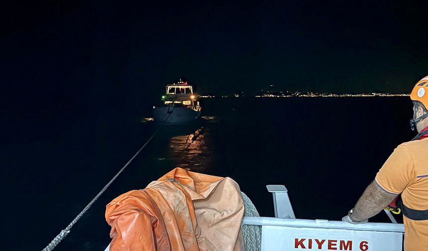 Akvaryum Adası önlerinde arızalanan tekne kurtarıldı