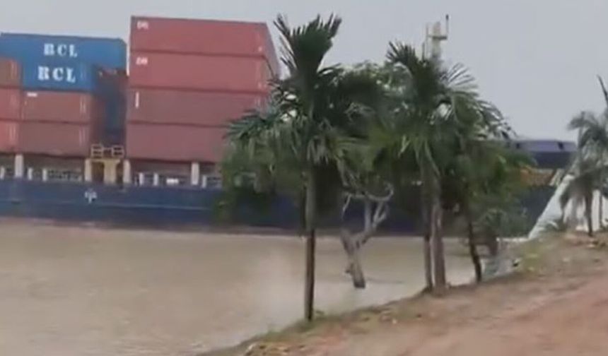 Hindistan'da konteyner gemisi nehir kıyısına çarptı