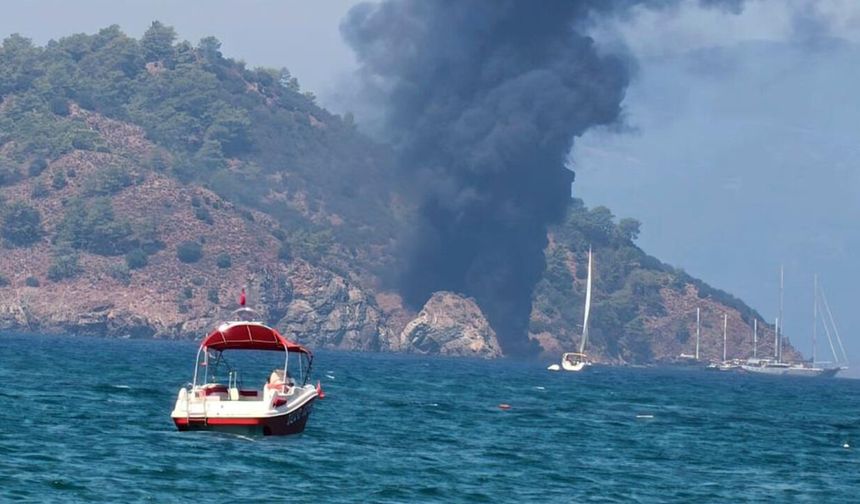 Fethiye'de gezi teknesi alev aldı: 115 kişi denize atladı