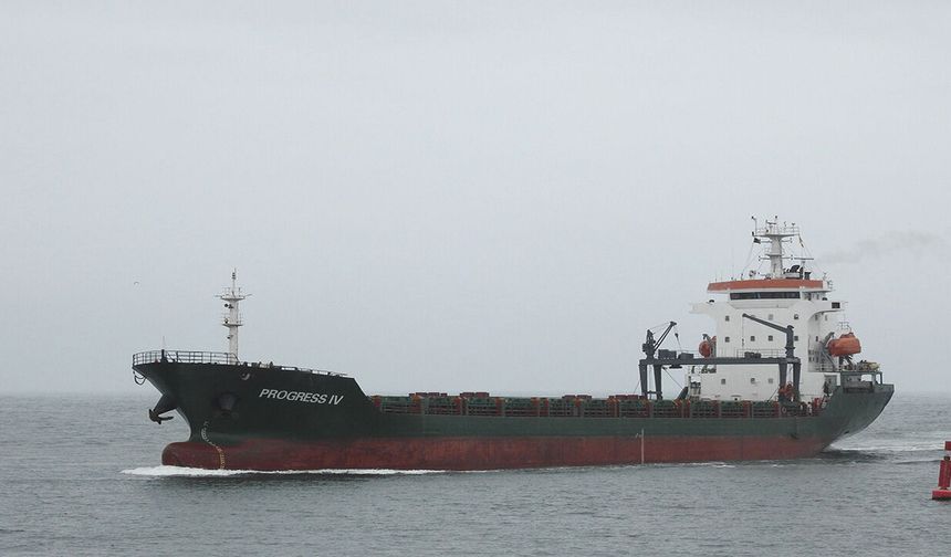Karadeniz’de yanan kargo gemisi battı: 12 denizci kurtarıldı
