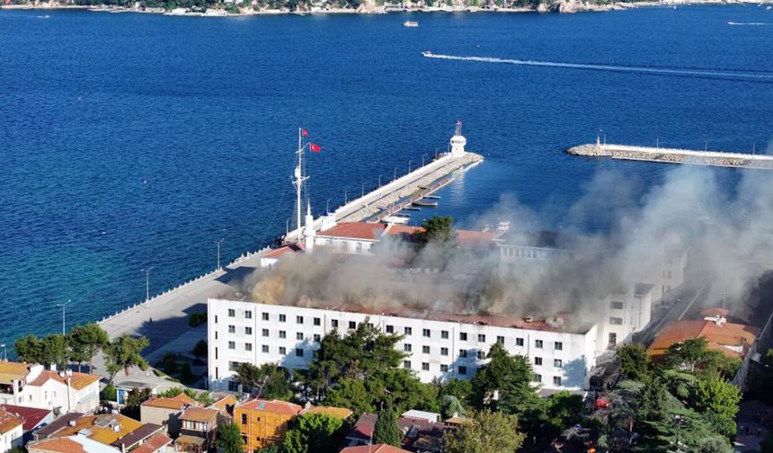 Deniz Harp Okulu'nun çatısında yangın: Geniş çaplı hasar oluştu
