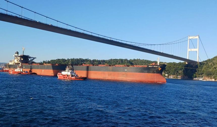 Kerç Boğazı'nda İHA saldırısına uğrayan gemi İstanbul Boğazı'ndan geçti