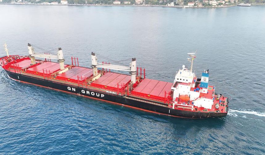 Füze ve İHA'ların hedefi olan gemi, İstanbul Boğazı'ndan geçti