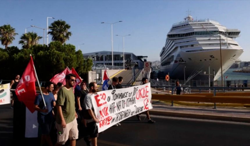 İsrailli turistleri taşıyan yolcu gemisi Pire Limanı’nda protesto edildi