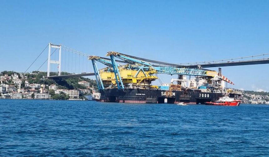 Vinç gemisi 'Saipem 7000' İstanbul Boğazı'ndan geçti