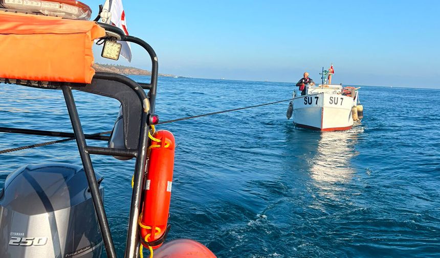 Türkeli Feneri önlerinde arızalanan tekne kurtarıldı