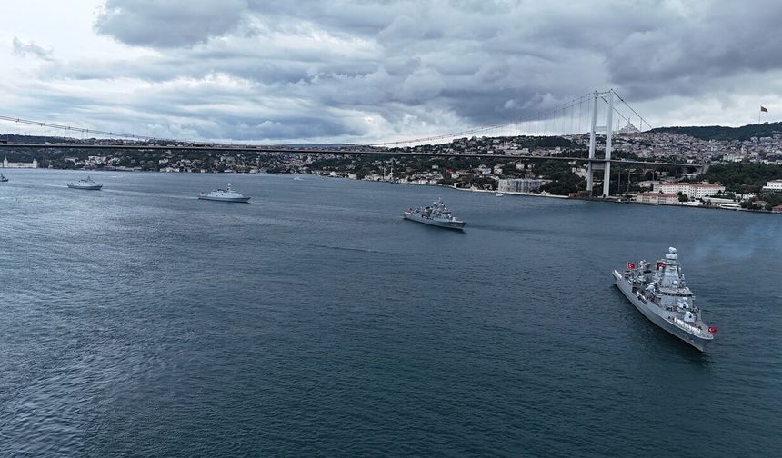 Deniz Kuvvetleri Günü’nde 15 savaş gemisi İstanbul Boğazı’ndan geçti