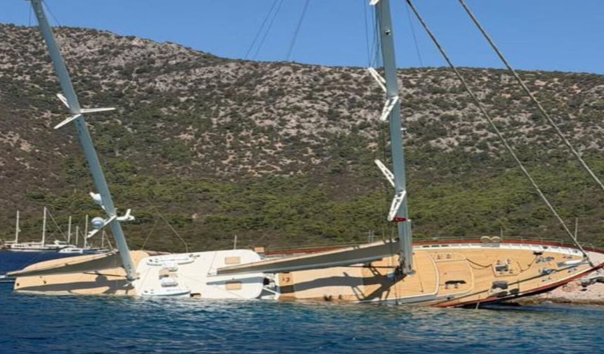 Bodrum'da kayalıklara çarpan gulet yan yattı
