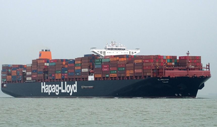 Hapag-Lloyd gemisi Süveyş Kanalı’ndan geçti