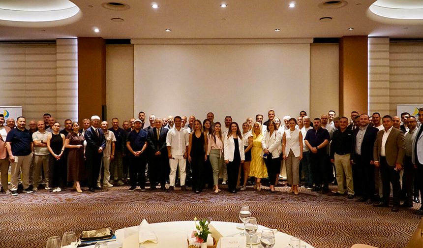 Şadan Kaptanoğlu İzmir'de denizcilerle buluştu: "Bir dip dalgasıyız, kazanırsak birlikte kazanırız"