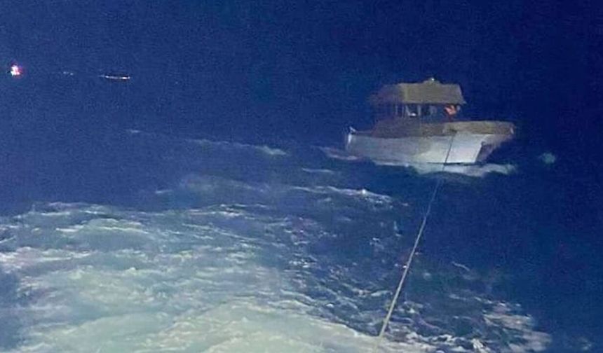 Çanakkale Boğazı'nda sürüklenen tekne kurtarıldı