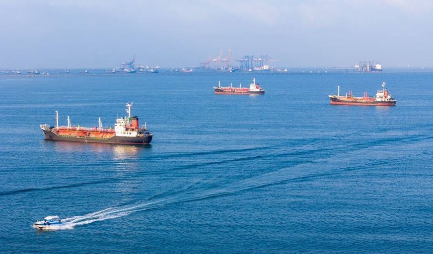 Hürmüz’de tanker trafiği geriledi, petrol fiyatları fırladı