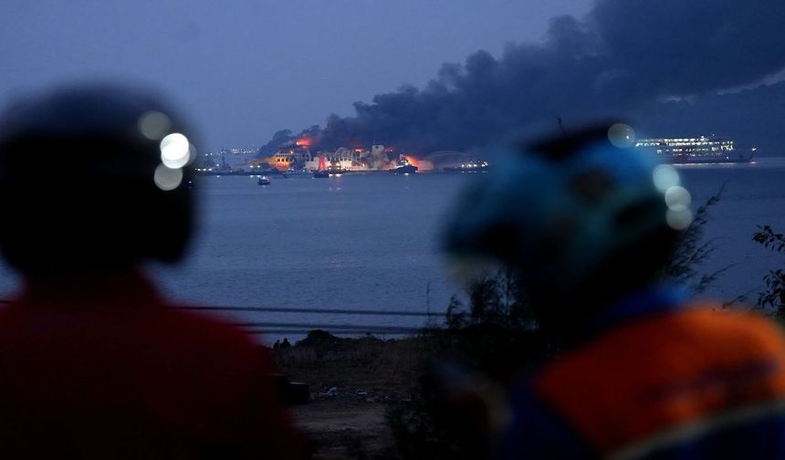 Endonezya’da feribot yangını: 460 kişi tahliye edildi