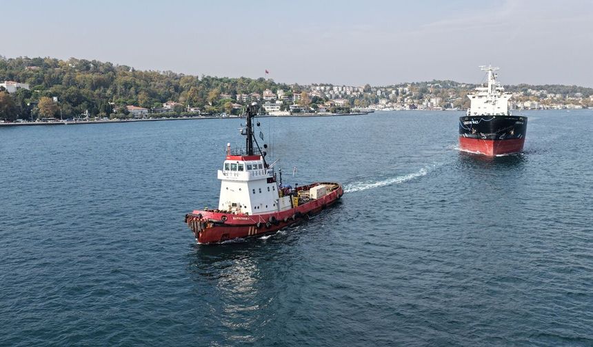 Karadeniz'de vurulan iki gemi İstanbul Boğazı'ndan geçti