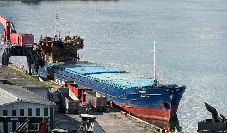 Giresun'da hasarlı gemiden yanık kokusu yayıldı