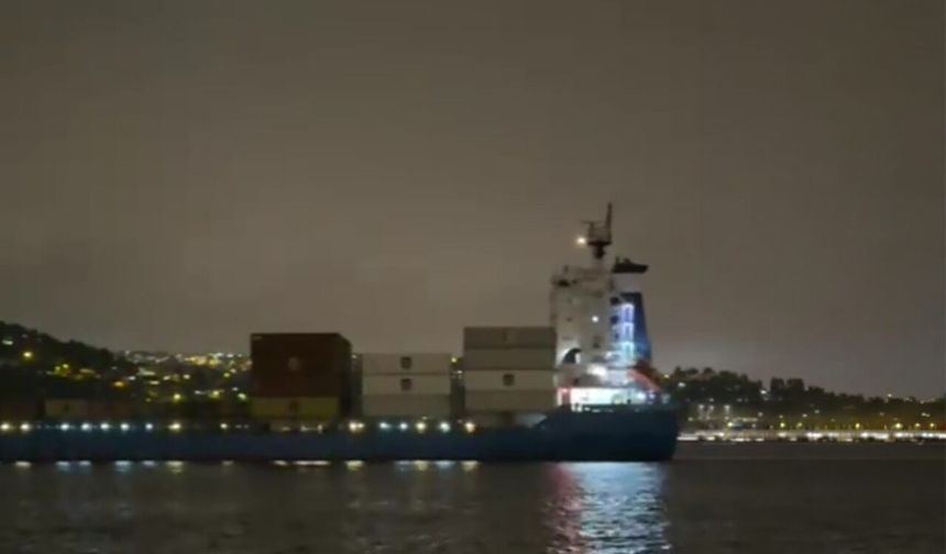 İstanbul Boğazı'nda arıza yaşayan gemi sürüklenerek ters döndü