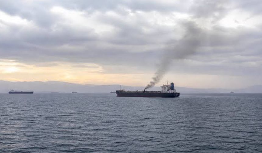 UKMTO: Hürmüz Boğazı'nda seyreden gemide yangın çıktı