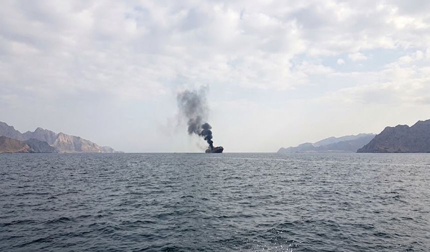 Hürmüz Boğazı’nda mayına çarpan konteyner gemisi battı