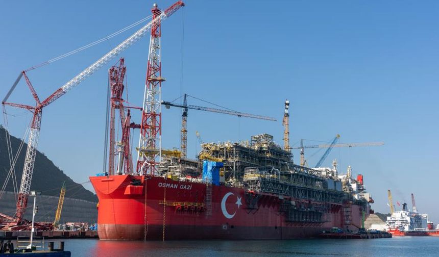 Türkiye'nin ilk yüzer üretim platformu görev yerine uğurlanıyor