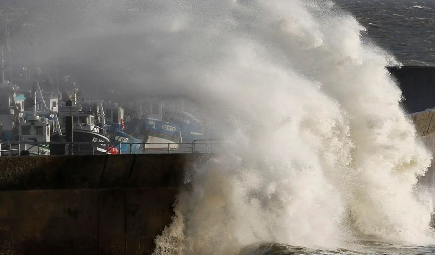 Peru'da dev dalgalar 85 limanın kapanmasına neden oldu